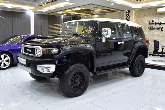 Toyota FJ Cruiser XTreme ( 2014 Model ) in Black Color GCC Specs