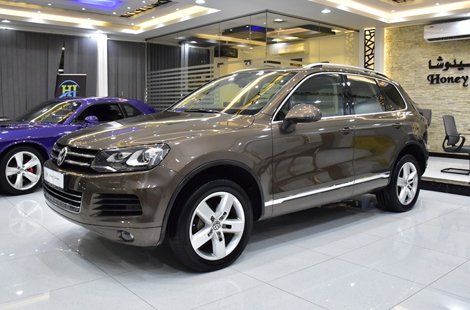 Volkswagen Touareg ( 2015 Model ) in Brown Color GCC Specs