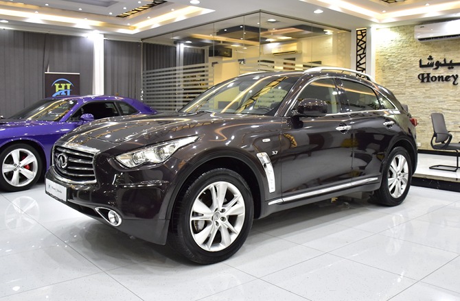 Infiniti QX70 ( 2016 Model ) in Brown Color GCC Specs
