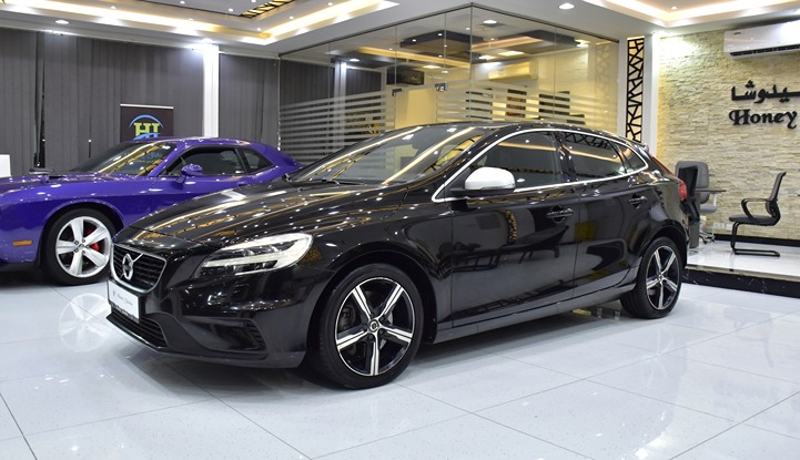 Volvo V40 T5 R-Design ( 2018 Model ) in Black Color GCC Specs